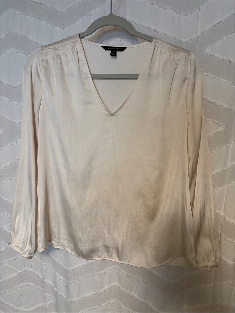 Banana Republic Cream V-Neck Long Sleeve Blouse